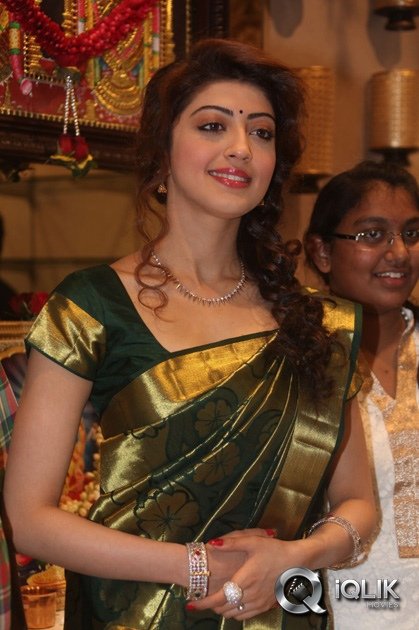 Pranitha-Launches-RS-Brothers-Showroom